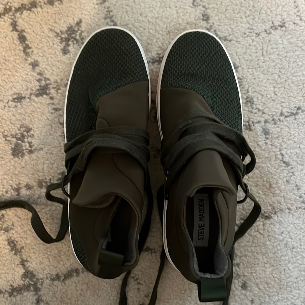 Steve Madden army green with fabric lining and sock